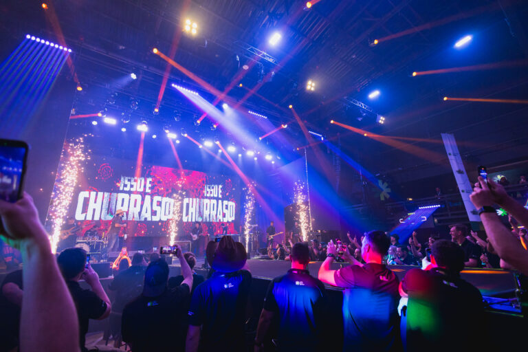 A Levium Eventos teve o privilégio de ser responsável por toda a estrutura audiovisual do Next Mega Verso, um evento que ficou marcado pela inovação, qualidade e experiências memoráveis. Dividido em dois dias intensos, o evento encantou o público com tecnologia de ponta e uma programação envolvente.