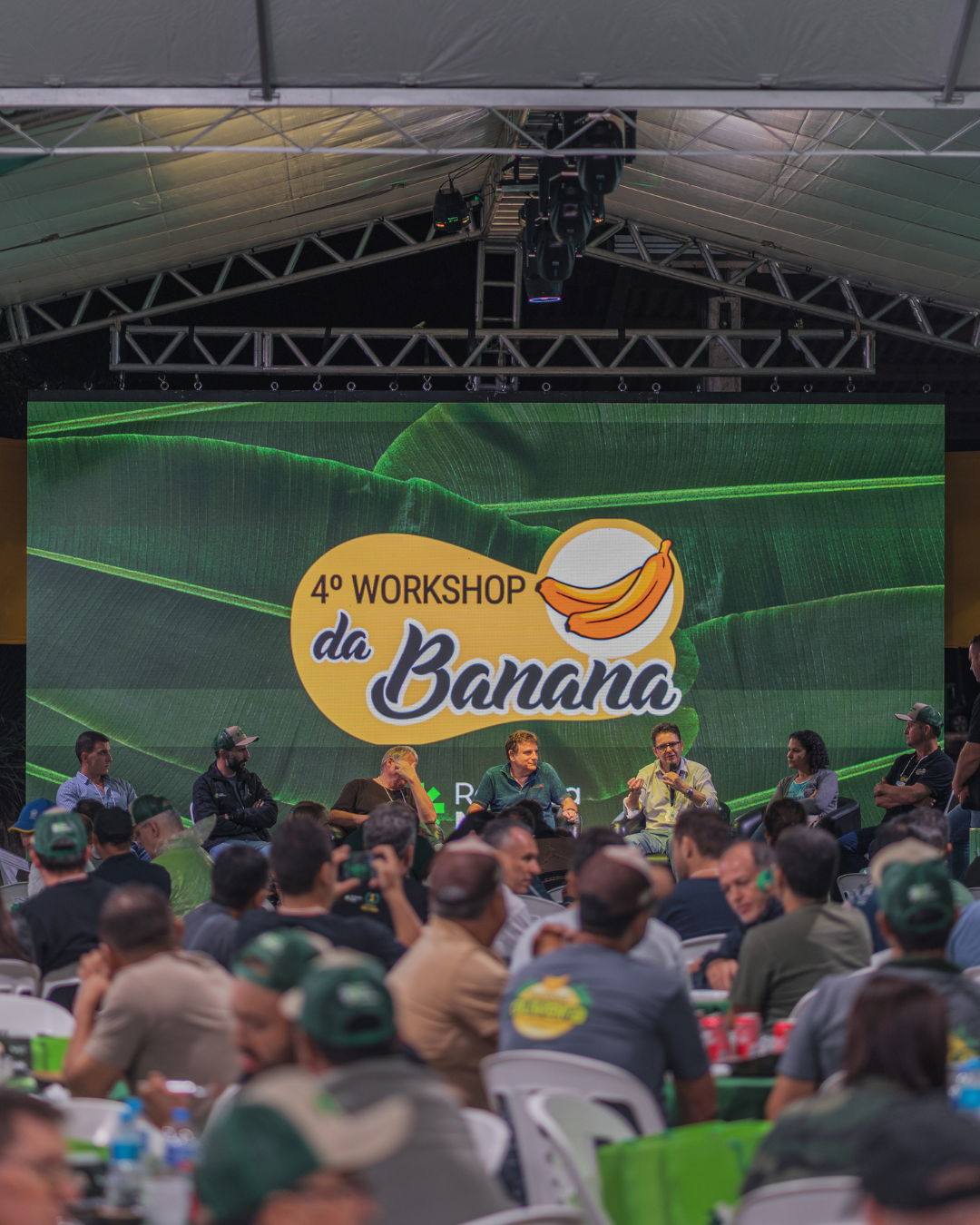 Estrutura de palco com som e iluminação para evento rural em bananal
