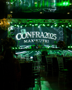 Estrutura completa de palco, painéis e totens de LED, iluminação cênica e som profissional na Convenção Maxinutri 2025, produzida pela Levium Eventos.