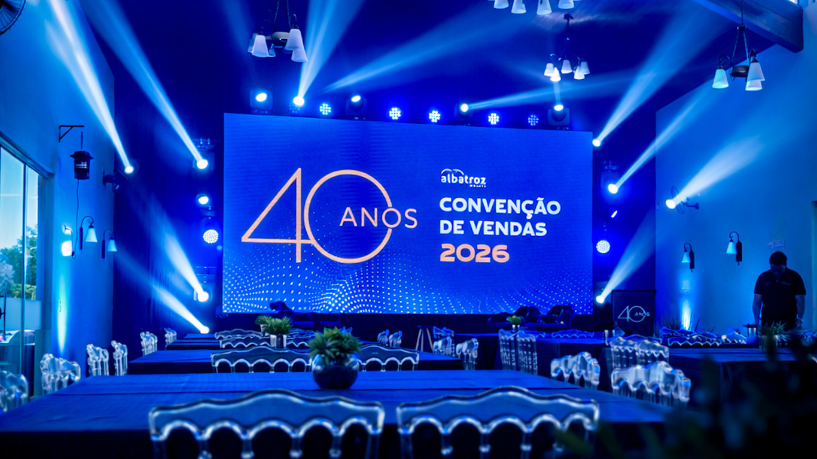 Levium Eventos entregou estrutura completa de painel LED P2, iluminação cênica e sonorização para a Convenção de Vendas dos 40 anos da Albatroz Móveis em Arapongas, Paraná.
