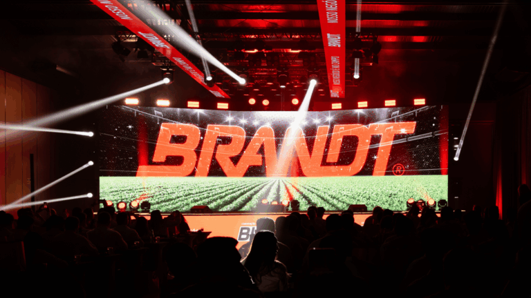 Logo Brandt em painel de LED gigante na abertura do BIG7 Convenção 2026 com iluminação cênica