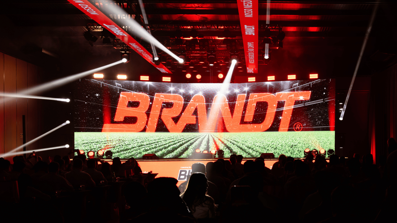 Palco da Convenção de Vendas Brandt Brasil com painel de LED gigante, iluminação cênica e plateia — estrutura Levium Eventos