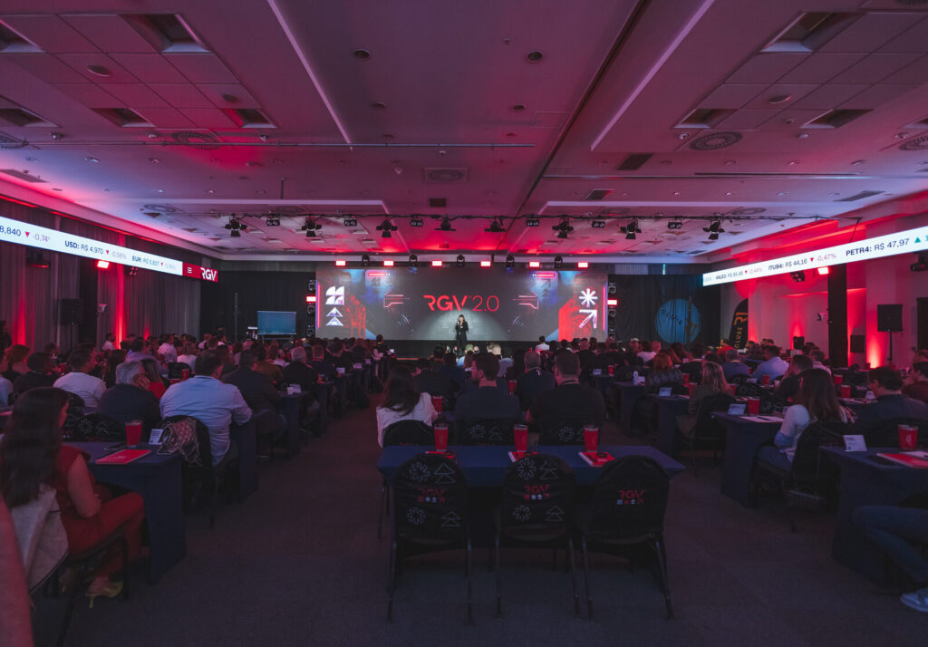 Plenária do RGV 40 com painel de LED principal e iluminação cênica em evento corporativo montado pela Levium no Blue Tree, São Paulo