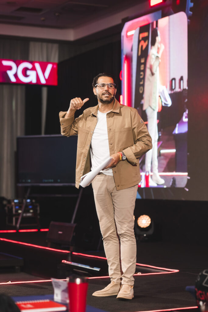 Palestrante no palco do RGV 40 com painel de LED da Levium ao fundo