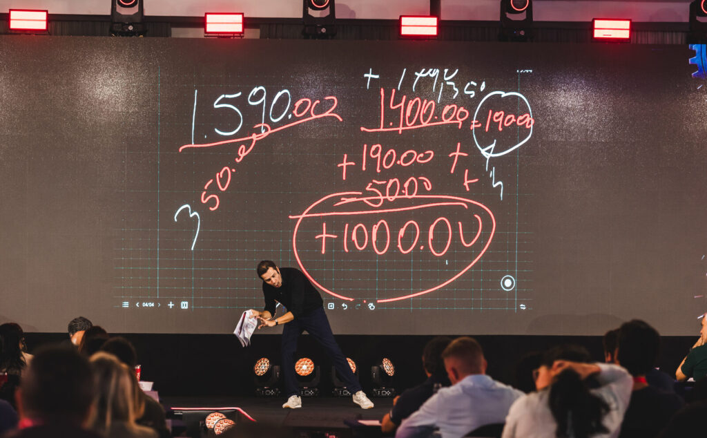 Flip chart digital espelhado no painel de LED durante palestra no RGV 40, tecnologia da Levium