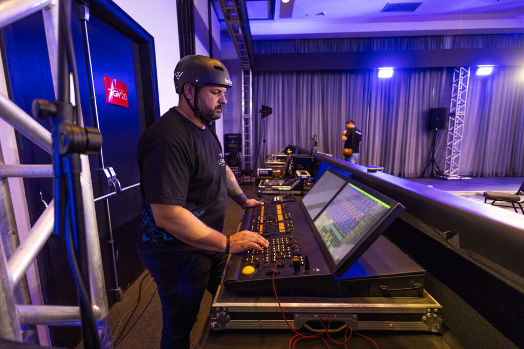 Técnico da Levium operando mesa de controle na montagem do evento RGV 40