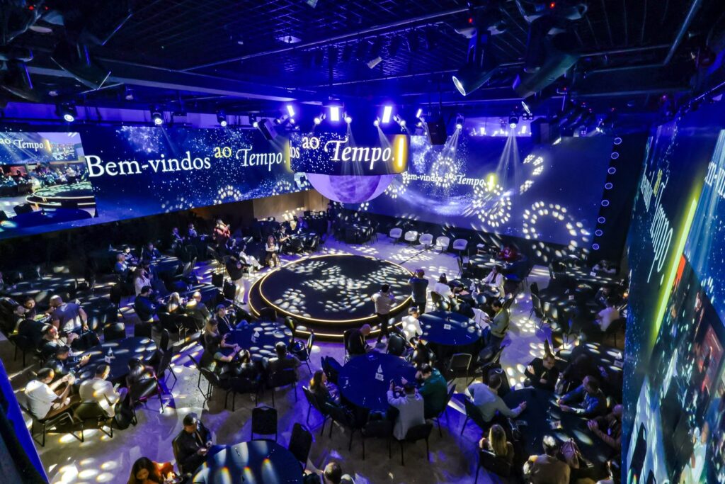 Abertura do evento com conteúdo de boas-vindas nos painéis de LED