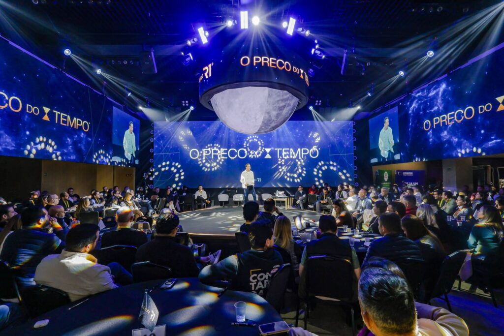Palco 360° com painel central de LED e plateia