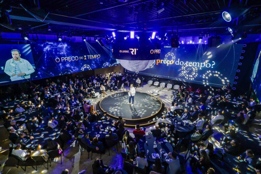 Vista superior do palco 360° com iluminação cênica, esfera suspensa e painéis de LED