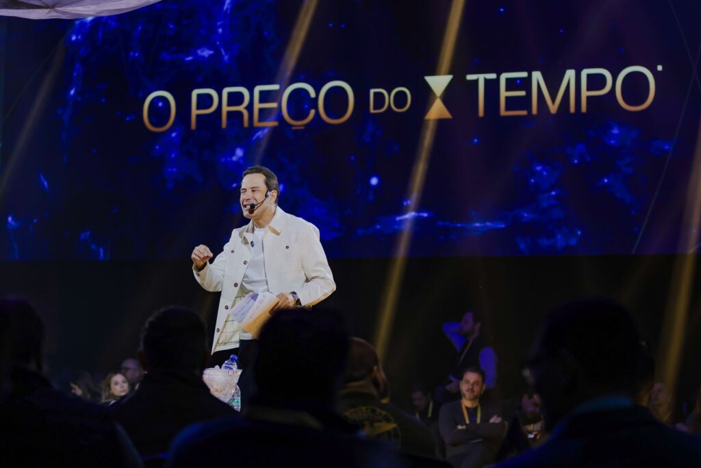 Palco central com a identidade O Preço do Tempo no painel de LED