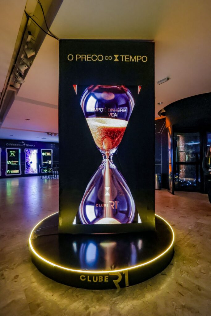 Totem de LED com ampulheta, peça de ambientação do evento O Preço do Tempo