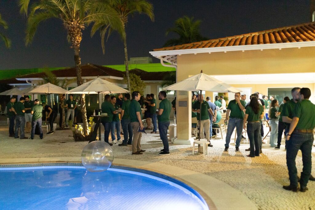Confraternização dos participantes na área externa junto à piscina.