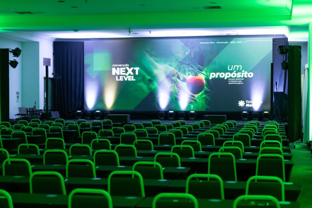 Vista frontal do painel de LED na sala da convenção.